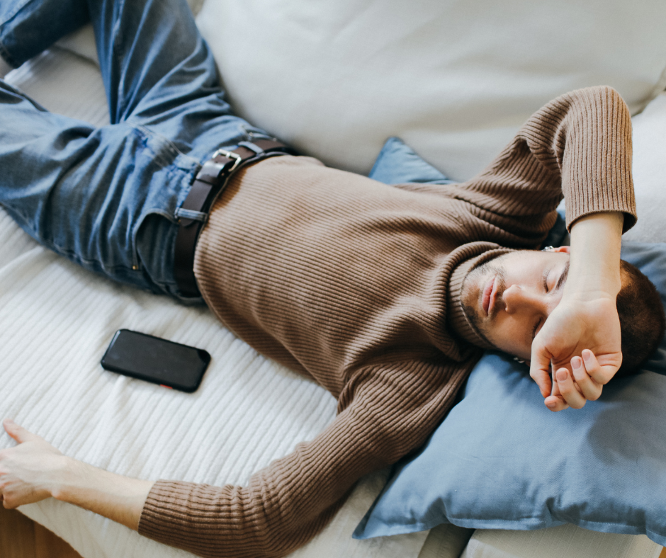 Ragazzo che dorme sul divano durante un momento di riposo