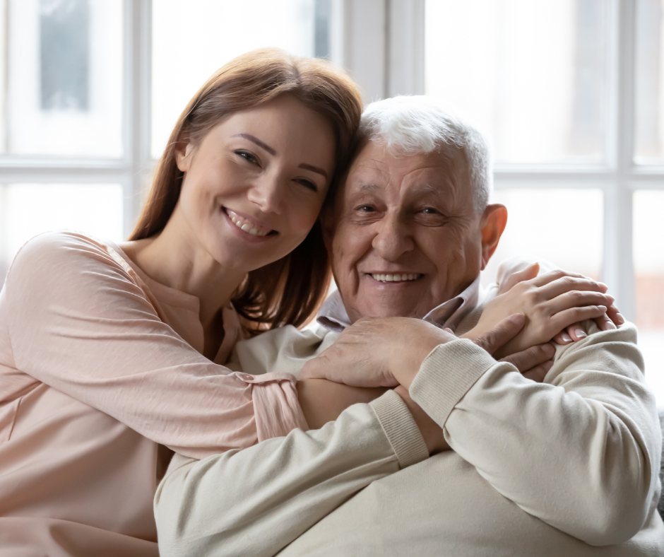 Nonno e nipote si abbracciano in un momento di affetto e vicinanza